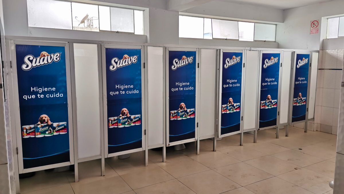 Paneles publicitarios en baños